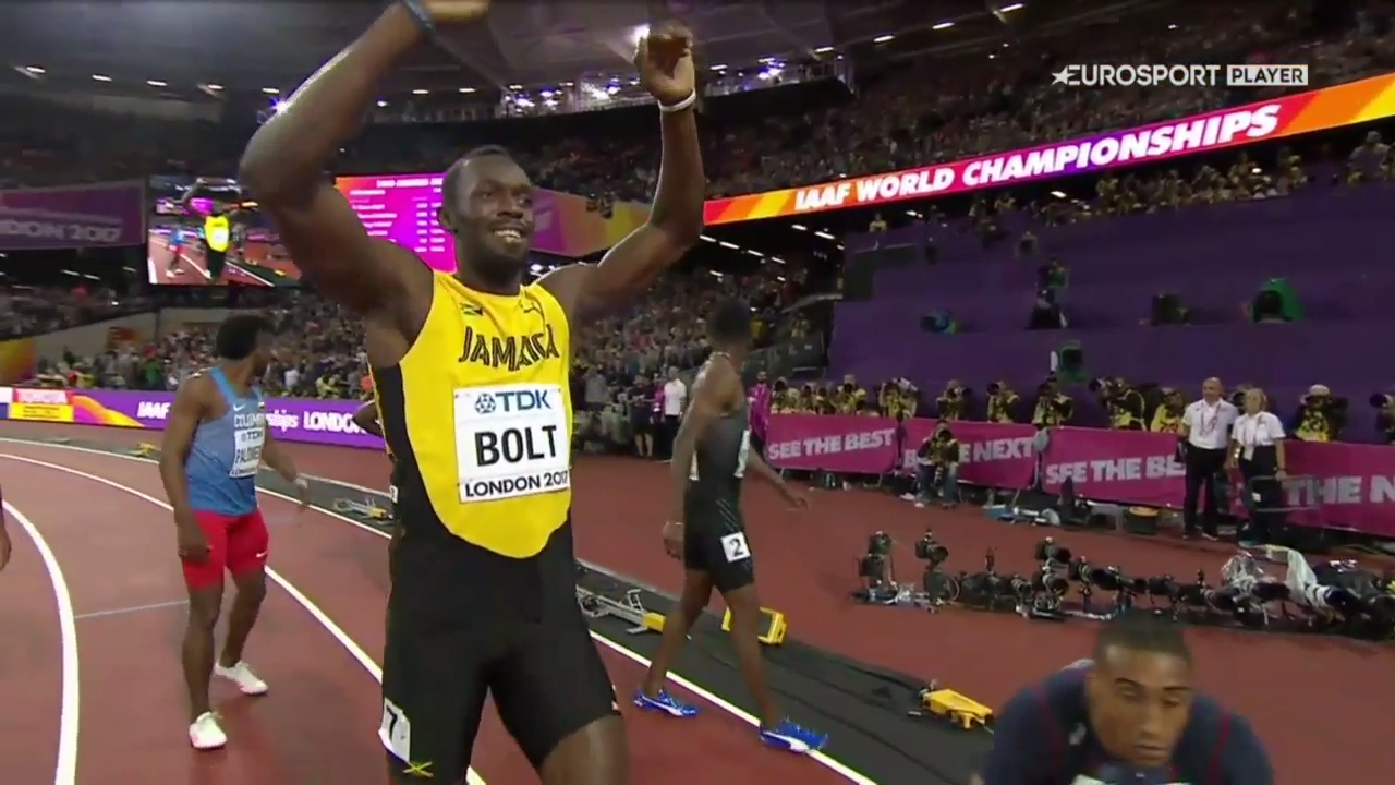Usain Bolt wins heat in 10.07, qualifies for 100m semifinals at the London World Championships.
