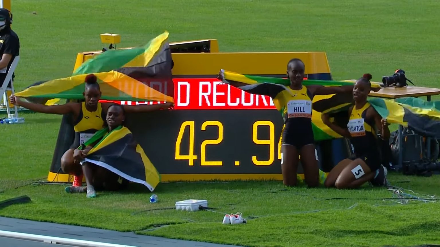 Watch Team Jamaica breaks Women’s 4×100m world record at World